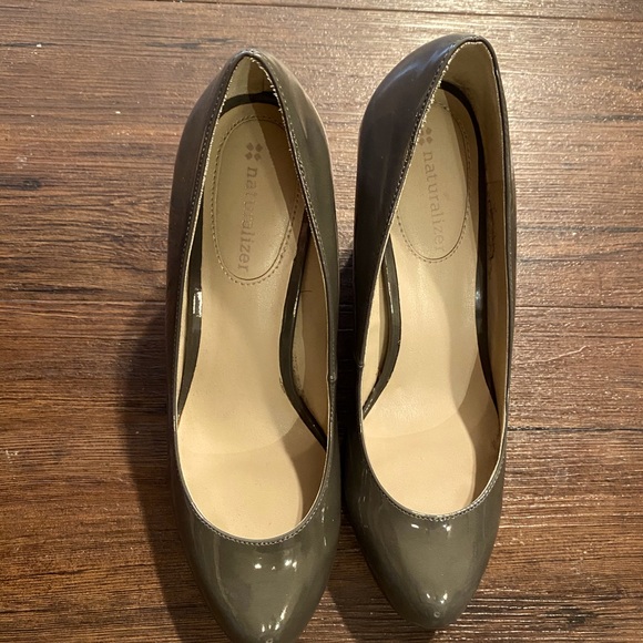 naturalizer gray pumps